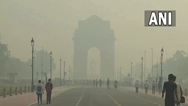 ദല്‍ഹിയില്‍ വായു മലിനീകരണം അതിതീവ്രമായി; സ്‌കൂളുകള്‍ക്ക് അവധി, ജാഗ്രതാ നിര്‍ദേശം