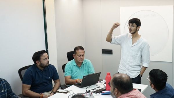 മോട്ടിവേഷണൽ പോസ്റ്റ് ഇട്ടതാ, പണിപാളി; എയറിലായി ചായ വിറ്റ് കോടികൾ നേടിയ അനുഭവ്