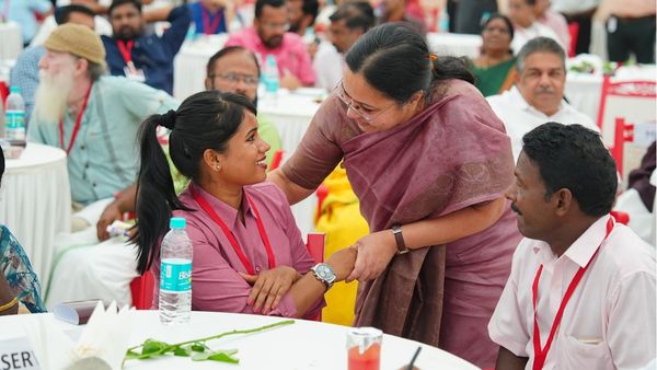 ആകാശ സ്വപ്‌നം കാണാന്‍ പ്രേരിപ്പിച്ചത് സര്‍ക്കാര്‍: നവകേരള സദസ്സില്‍ അതിഥിയായി പൈലറ്റ് സങ്കീര്‍ത്തന