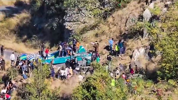 ജമ്മു കശ്മീരില്‍ 300 അടി താഴ്ചയിലേക്ക് ബസ് മറിഞ്ഞ് 36 മരണം, നിരവധി പേര്‍ക്ക് പരിക്ക്