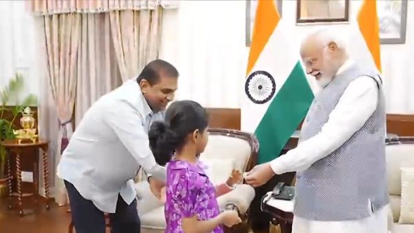 കുട്ടികൾക്കൊപ്പം തമാശകളിച്ച് മോദി; നാണയം വെച്ച് സൂത്രം; വൈറൽ വീഡിയോ