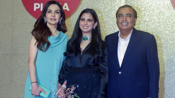 ദീപാവലിക്ക് സുഹൃത്തുക്കള്‍ക്ക് അംബാനി കുടുംബത്തിന്റെ സമ്മാനപ്പൊതി, ആഡംബര പെട്ടി വൈറല്‍