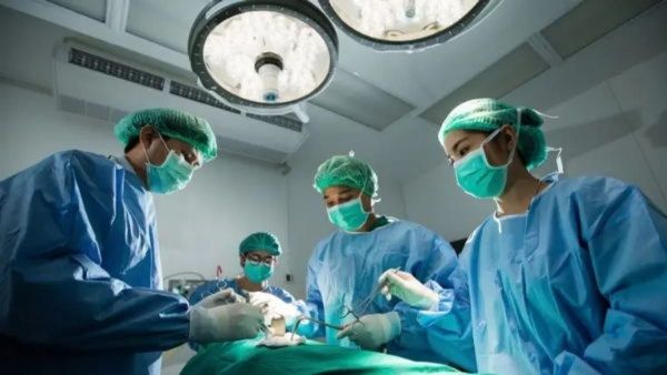 തലച്ചോറിൽ സങ്കീര്‍ണ ശസ്ത്രക്രിയക്കിടെ പിയാനോ വായിച്ച് യുവാവ്, ഒപ്പം ഹനുമാന്‍ ചാലിസയും, വൈറൽ