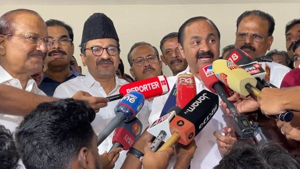 പാണക്കാട്ടെത്തി സതീശന്‍; 'ലീഗിന്റെ മറുപടിയില്‍ അഭിമാനം'; ആഭ്യന്തരപ്രശ്‌നങ്ങള്‍ ചര്‍ച്ചയായില്ലെന്ന് നേതാക്കള്‍