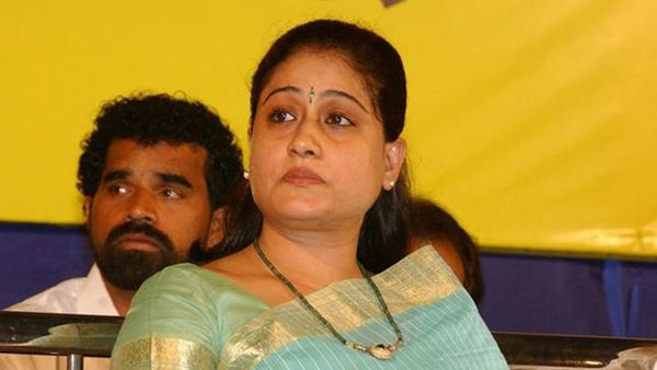 തെലങ്കാനയില്‍ ബിജെപിക്ക് കനത്ത തിരിച്ചടി?: വിജയശാന്തി കോണ്‍ഗ്രസിലേക്ക്, മത്സരം കെസിആറിനെതിരെ