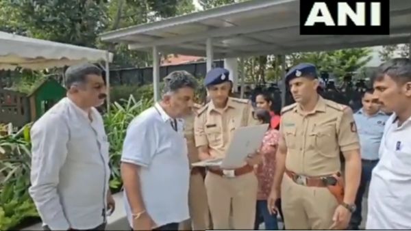 ബെംഗളൂരിൽ 48 സ്കൂളുകൾ ബോംബ് ഭീഷണി; കുട്ടികളെ ഒഴിപ്പിച്ച് പോലീസ്, പരിശോധന