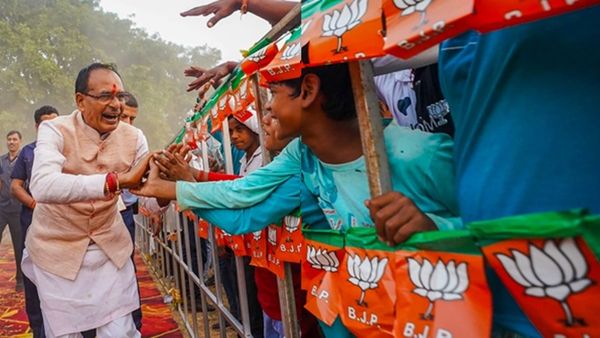 മധ്യപ്രദേശ് തിരഞ്ഞെടുപ്പ്; ഹൃദയ ഭൂമിയിൽ ഭരണം ഉറപ്പിച്ച് ബിജെപി..ആഘോഷം തുടങ്ങി പ്രവർത്തകർ