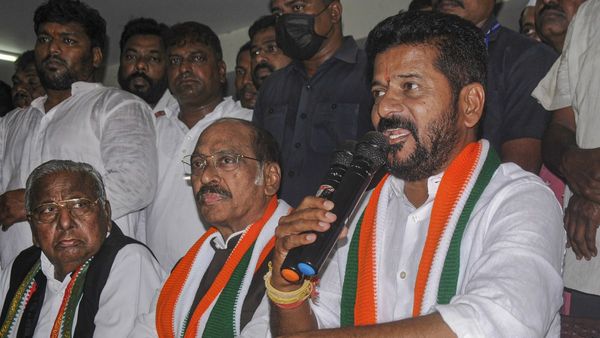 തെലങ്കാനയിൽ ഗവർണറെ കണ്ട് കോൺഗ്രസ് പ്രതിനിധികൾ; സർക്കാർ രൂപീകരിക്കാൻ അവകാശവാദം ഉന്നയിച്ചു