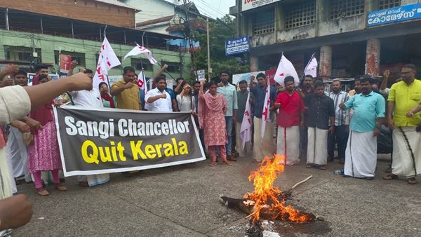 കണ്ണൂരിൽ ഗവർണറുടെ കോലം കത്തിച്ചു ഡിവൈഎഫ്ഐ പ്രതിഷേധം, ആരിഫ് മുഹമ്മദ് ഖാനെതിരെ പ്രതിഷേധം ശക്തം