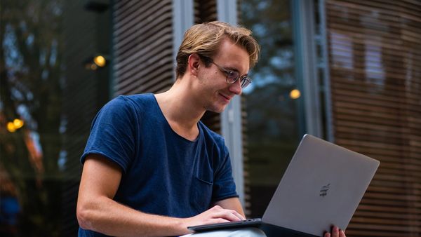 ലാപ്‌ടോപ് മടിയില്‍ വെച്ച് ജോലി ചെയ്യല്ലേ..!! മുട്ടന്‍ പണികിട്ടും, വേഗം മാറ്റിക്കോ