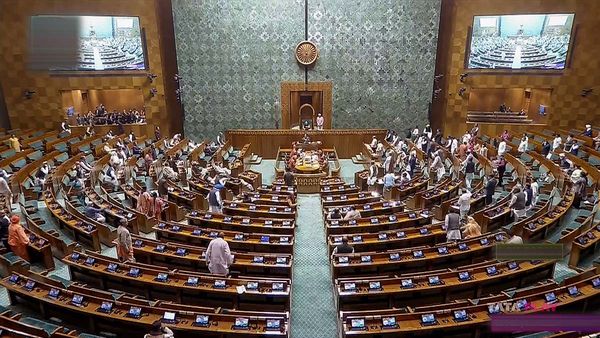 പാര്‍ലമെന്റിലെ സുരക്ഷാ വീഴ്ച: പ്രതിഷേധിച്ച 31 പ്രതിപക്ഷ എംപിമാര്‍ക്ക് സസ്‌പെന്‍ഷന്‍