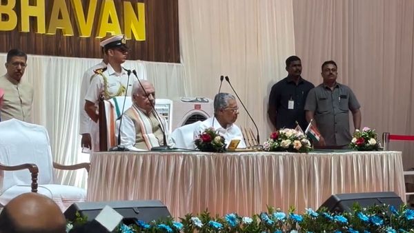 മുഖത്ത് നോക്കാതെ മുഖ്യമന്ത്രിയും ഗവർണ്ണറും: ചായസത്കാരം കൂട്ടത്തോടെ ബഹിഷ്കരിച്ച് മന്ത്രിമാരും