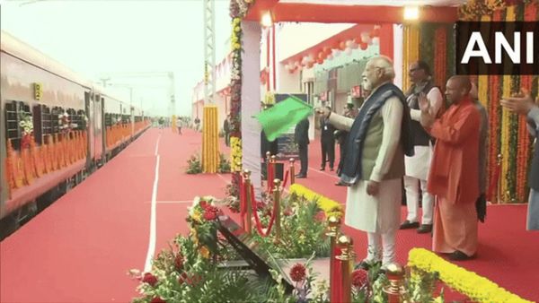 അയോധ്യയില്‍ മോദിയുടെ റോഡ് ഷോ; ധാം ജംഗ്ഷന്‍ റെയില്‍വേ സ്റ്റേഷന്‍ ഉദ്ഘാടനം ചെയ്തു