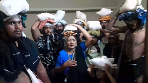 നൂറാം വയസ്സിൽ  പാറുക്കുട്ടിയമ്മ ശബരിമലയിലെത്തി കന്നിമാളികപ്പുറമായി; കൺനിറയെ അയ്യനെ കണ്ടുതാെഴുതു