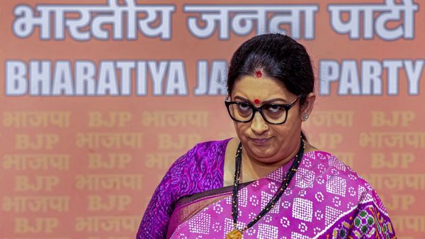 'ആർത്തവം ഒരു വൈകല്യമല്ല..'; ശമ്പളത്തോട് കൂടിയ ആർത്തവ അവധിയെ എതിർത്ത് കേന്ദ്രമന്ത്രി സ്‌മൃതി ഇറാനി