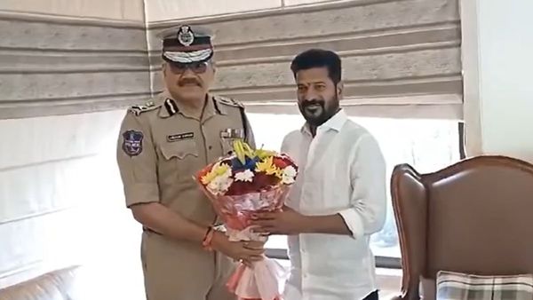 വോട്ടെണ്ണല്‍ തീരും മുമ്പ് അമിതാവേശം; പൂക്കളുമായി എത്തിയ തെലങ്കാന പോലീസ് മേധാവി വെട്ടില്‍