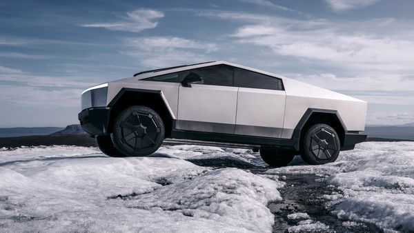 ടെസ്ലയുടെ ഹൈടെക്ക് വാഹനം നിരത്തിലേക്ക്; സാങ്കേതിക വിദ്യയില്‍ ഞെട്ടിക്കാന്‍ സൈബര്‍ ട്രക്ക്