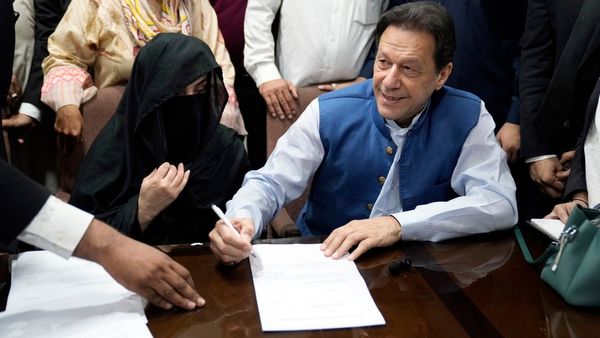 തോഷഖാന കേസില്‍ ഇമ്രാന്‍ ഖാനും ഭാര്യക്കും 14 വര്‍ഷം തടവ്; തെരഞ്ഞെടുപ്പിലും മത്സരിക്കാനാവില്ല