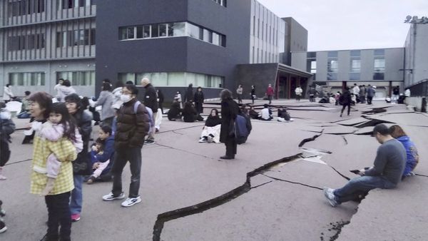 ഒറ്റദിവസം 155 ഭൂകമ്പങ്ങള്‍, ആഞ്ഞടിച്ച് സുനാമിതിരകള്‍; ജപ്പാനില്‍ എട്ട് മരണം