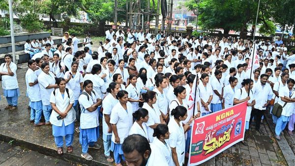 കണ്ണൂർ സിവിൽ സ്‌റ്റേഷൻ വളപ്പിലെ പ്രതിഷേധം; നൂറോളം നഴ്‌സുമാർക്ക് എതിരെ കേസെടുത്ത് പോലീസ്