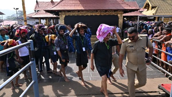 അൻപത്തിനാലാം തവണയും മുടക്കിയില്ല; ശബരിമല ദർശനം നടത്തി കെപി മോഹനൻ എംഎൽഎ