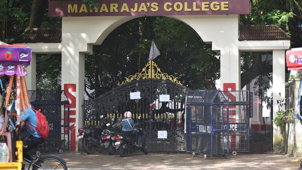 മഹാരാജാസ് കോളേജില്‍ എസ്എഫ്ഐ യൂണിറ്റ് സെക്രട്ടറിക്ക് കുത്തേറ്റു: പിന്നില്‍ ഫ്രറ്റേണിറ്റിയെന്ന് എസ്എഫ്ഐ