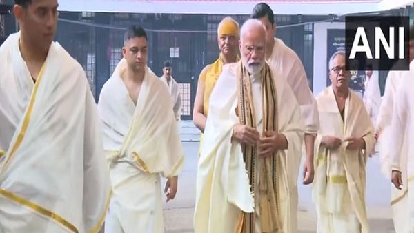 മോദി ഗുരുവായൂരിലെത്തി.. വഴിനീളെ ആയിരങ്ങള്‍; ക്ഷേത്രനഗരിയില്‍ കനത്ത സുരക്ഷ