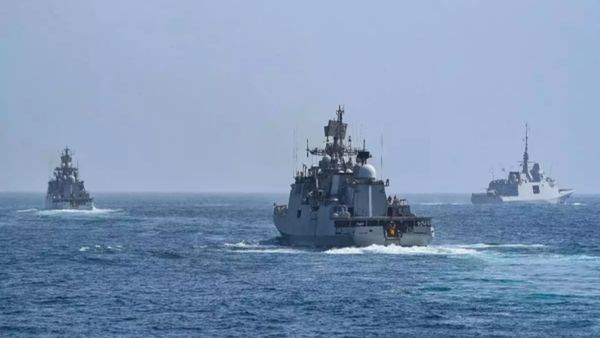 സൊമാലിയൻ കടൽക്കൊള്ളക്കാർ റാഞ്ചിയ കപ്പൽ നാവികസേന പിടിച്ചെടുത്തു; ജീവനക്കാർ സുരക്ഷിതർ