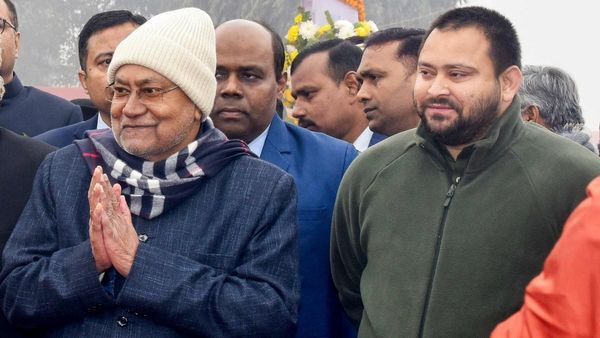 രാജ്ഭവനിലെത്തി നിതീഷ് കുമാര്‍, തേജസ്വിയില്ല, ഇന്ത്യ സഖ്യത്തിനൊപ്പം തന്നെയെന്ന് പ്രഖ്യാപിച്ച് ജെഡിയു