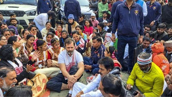 അസമിൽ രാഹുൽ ഗാന്ധിക്ക് ക്ഷേത്രത്തിലേക്ക് പ്രവേശനം നിഷേധിച്ചു, റോഡിൽ കുത്തിയിരുന്ന് പ്രതിഷേധം