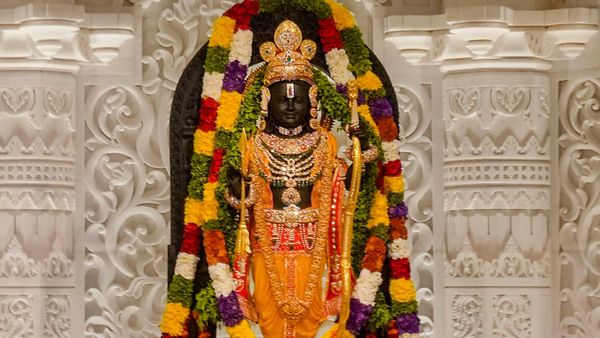 രാമക്ഷേത്രം വിശ്വാസികള്‍ക്കായി തുറന്നു; ആദ്യദിനം തന്നെ വന്‍ ഭക്തജനത്തിരക്ക്