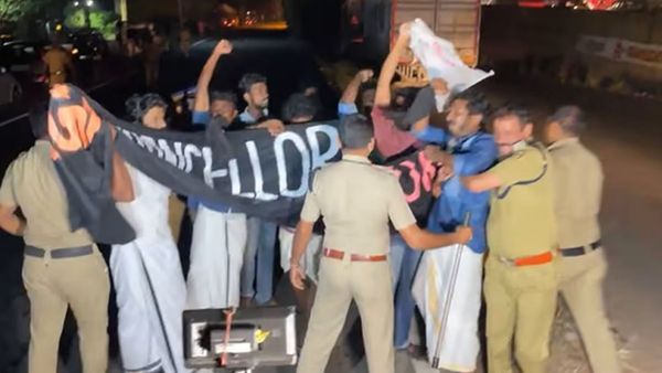 സിആർപിഎഫ് സുരക്ഷയിലും ഗവർണ്ണറെ കരിങ്കൊടി കാണിച്ച് എസ്എഫ്ഐ പ്രവർത്തകർ