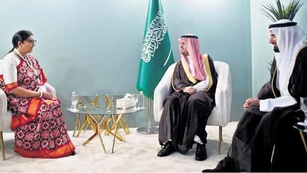 തലമറയ്ക്കാതെ സ്മൃതി ഇറാനി മദീനയില്‍: ഇന്ത്യയില്‍ നിന്നുള്ള ആദ്യ അമുസ്ലിം പ്രതിനിധി സംഘം