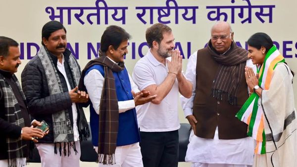 ജഗനെ പൂട്ടാന്‍ ഇനി കോണ്‍ഗ്രസിന്റെ ആയുധം സഹോദരി: പാർട്ടി അംഗത്വം സ്വീകരിച്ച് വൈഎസ് ശർമ്മിള