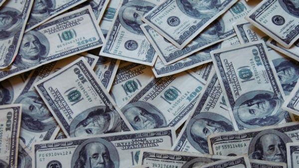 മുറ്റം കുഴിച്ചുനോക്കിയ വീട്ടുടമസ്ഥന്‍ ഞെട്ടി, വമ്പന്‍ നിധി; സംഭവിച്ചത് ഇങ്ങനെ