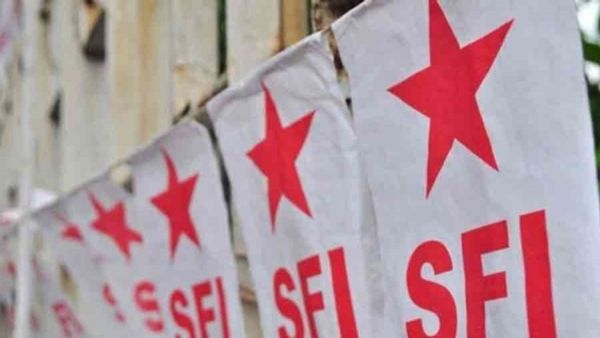 ''സിദ്ധാര്‍ത്ഥിനെ എസ്എഫ്‌ഐക്കാര്‍ ക്രൂരമായി മര്‍ദിച്ചു'', കൊന്ന് കെട്ടിത്തൂക്കിയെന്ന് മാതാപിതാക്കള്‍