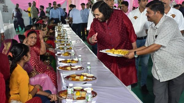 ആനന്ദിന്റെ വിവാഹം കളര്‍ഫുളാകും, അന്നദാനം നടത്തി അംബാനി കുടുംബം, വിവാഹ ചെലവ് എത്രയെന്നറിയുമോ?