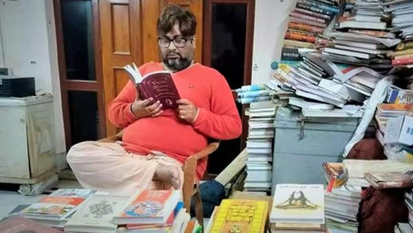  രണ്ട് വീടുകളിലായി 1. കോടി 15 ലക്ഷം രൂപയുടെ പുസ്തകങ്ങൾ; ഇതാണ് ആ പ്രൊഫസർ