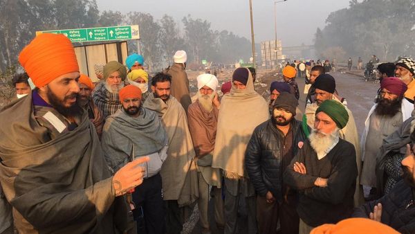 പൊലീസിനെ കണ്ട് വിരളില്ല... മരിച്ചാലും പിന്നോട്ടില്ലെന്ന് കര്‍ഷകര്‍; 'ഞങ്ങള്‍ ഹിന്ദുസ്ഥാനികള്‍'