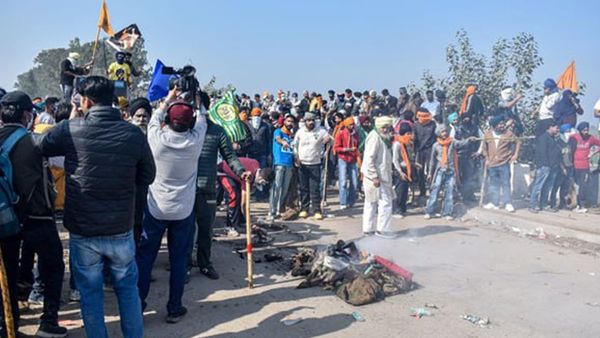 'ഡല്‍ഹി ചലോ' താല്‍ക്കാലികമായി നിര്‍ത്തിവെക്കുന്നതായി കര്‍ഷകര്‍, അതിര്‍ത്തിയില്‍ തുടരും