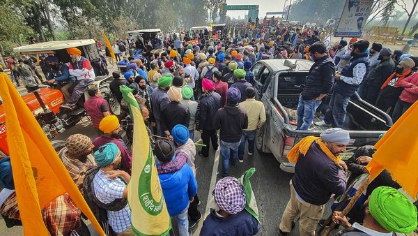 ദില്ലി ചലോ മാർച്ച്; പഞ്ചാബ്-ഹരിയാന അതിർത്തിയിൽ സംഘർഷം, കർഷകരും പോലീസും തമ്മിൽ ഏറ്റുമുട്ടി
