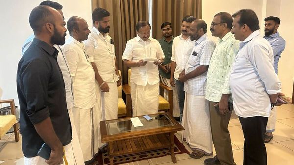 വേളാപുരം കവലയില്‍ അടിപ്പാത നിര്‍മ്മിക്കാന്‍ നടപടി വേണം; വി മുരളീധരന് നിവേദനം നല്‍കി