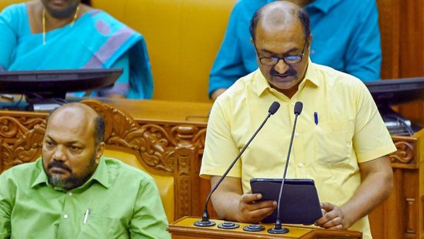 പ്രവാസികളുടെ പുനരധിവാസ പദ്ധതിക്കായി 44 കോടി, ചികിത്സ സഹായം ഉള്‍പ്പെടെ നല്‍കും