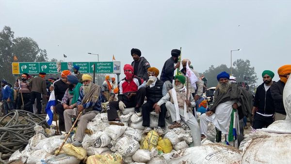 ഇന്ന് കരിദിനം, പിന്നാലെ മഹാപഞ്ചായത്തും ട്രാക്ടര്‍ റാലിയും; പ്രതിഷേധം ശക്തമാക്കാന്‍ കര്‍ഷകര്‍