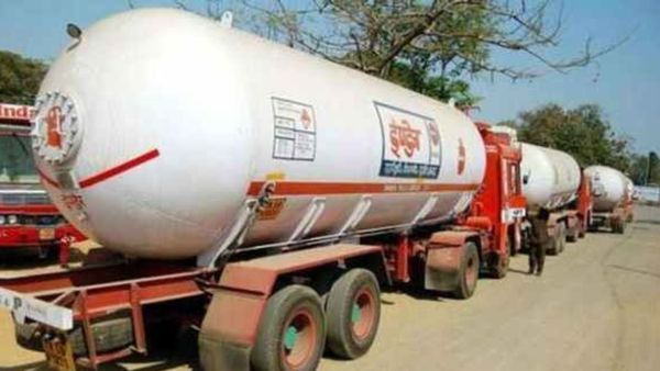 കണ്ണൂർ പഴയങ്ങാടി പാലത്തിൽ മറിഞ്ഞ ടാങ്കർ ലോറിയിൽ നിന്നും പാചകവാതകം പൂർണമായി മാറ്റി