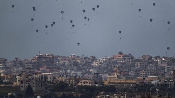 പാരച്ച്യൂട്ട് തുറന്നില്ല, ഗാസയിൽ വിമാനം വഴിയുള്ള ഭക്ഷണ വിതരണത്തിനിടെ അപകടം; 5 മരണം ,10 പേർക്ക് പരിക്ക്