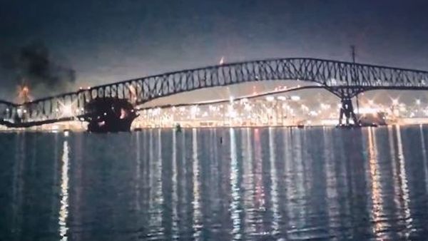 അമേരിക്കയില്‍ കപ്പല്‍ ഇടിച്ച് കൂറ്റന്‍ പാലം തകര്‍ന്നു വീണു; പാലത്തിലുണ്ടായിരുന്ന വാഹനങ്ങളടക്കം നദിയില്‍!