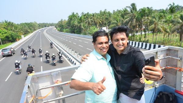 കെഎസ്ആർടിസി ഡബിൾ ഡക്കറിൽ ആവേശം നിറയ്ക്കുന്ന യാത്രയുമായി സ്‍പീക്കറും സംഘവും; ഏറ്റെടുത്ത് നാട്ടുകാരും