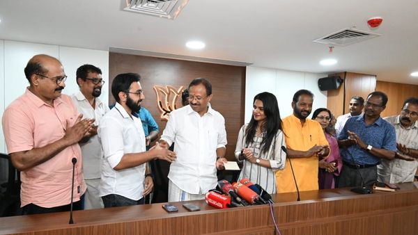 വി മുരളീധരന് കെട്ടിവെയ്ക്കാനുള്ള പണം നല്‍കിയത് യുക്രൈനില്‍ നിന്നും മടങ്ങിയെത്തിയ വിദ്യാർത്ഥികൾ