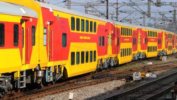 കേരളത്തിലേക്ക് ആദ്യത്തെ ഡബിൾ ഡക്കർ ട്രെയിൻ എത്തുന്നു; പരീക്ഷണയോട്ടം ഇന്ന്